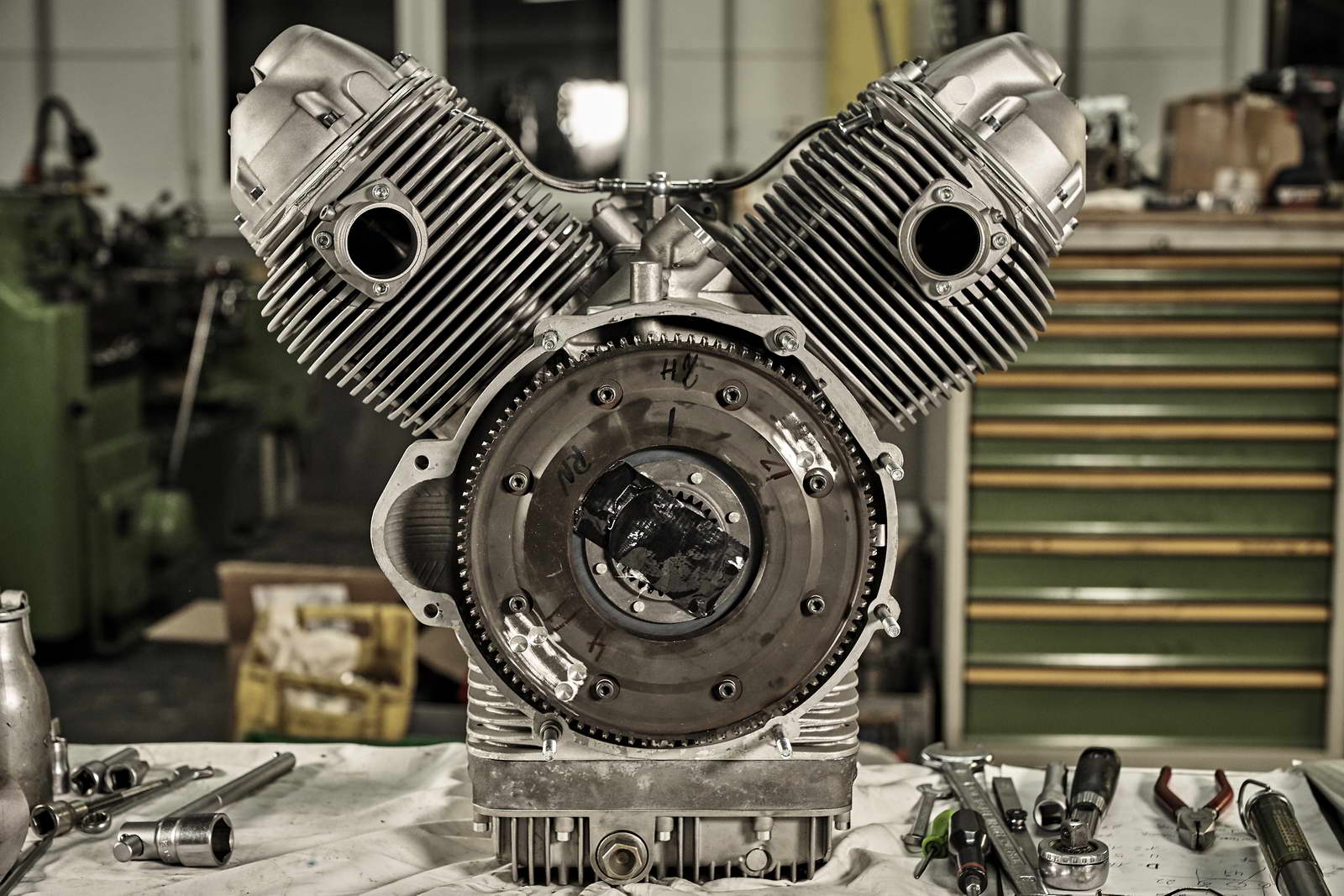 Guzzi Motor Zusammenbau René Nesselhauf